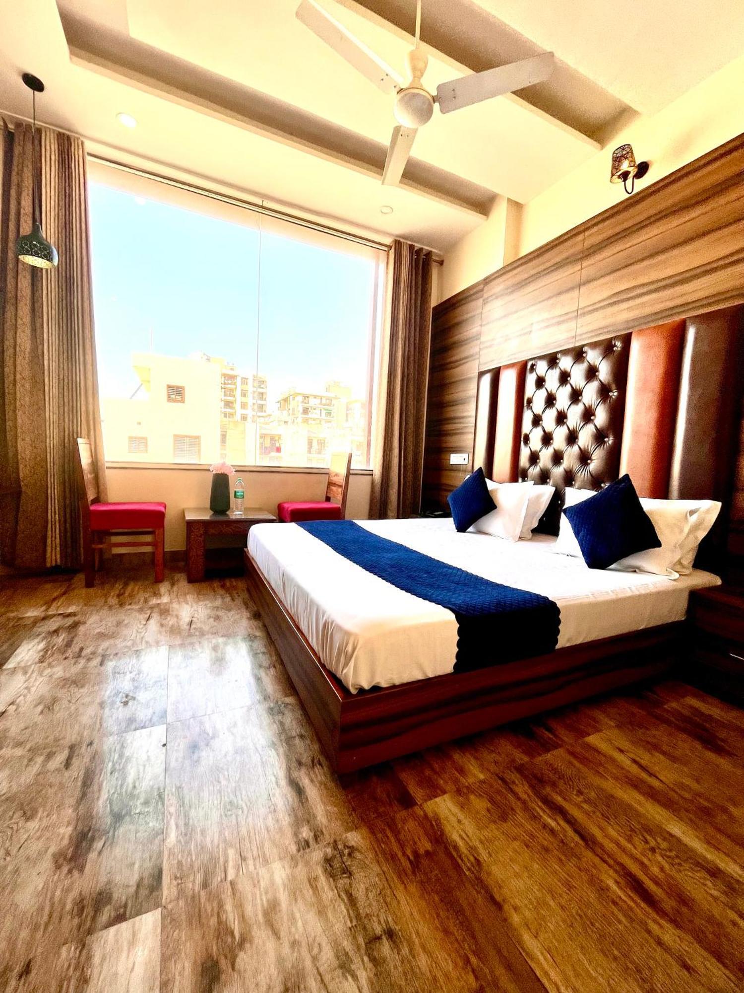 Hotel Woodcrest Zirakpur Chandigarh- Best Family Hotel - Luxurious Rooms - Unit Of Sidham Group Exterior photo